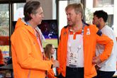 Pieter van den Hoogenband (l) op de Olympische Spelen van Parijs in gesprek met koning Willem-Alexander. © Getty Images