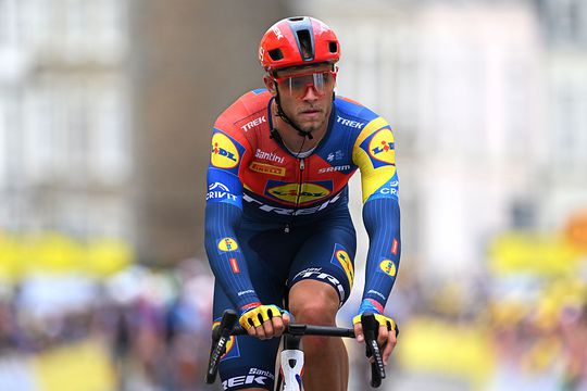 Filmende fan brengt Tour-peloton in gevaar en verliest telefoon na botsing