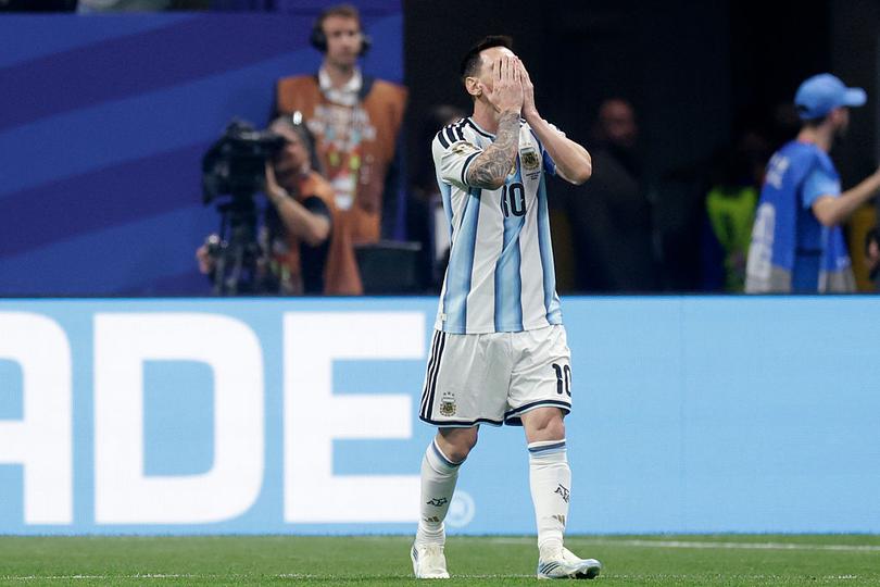Lionel Messi slaat de handen voor zijn gezicht na zijn gemiste penalty tegen Egypte © Getty Images