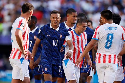 Woeste Kylian Mbappé krijgt steun van Franse bond: 'Volstrekt verachtelijk en onaanvaardbaar'