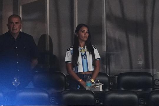 Populaire vrouw van Lionel Messi steelt vanaf tribune de show op WK voetbal: 'Ik heb er geen woorden meer voor'