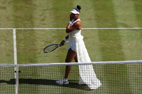 Toptennisster Naomi Osaka verrast opnieuw met bijzondere outfit op Wimbledon ondanks hete omstandigheden