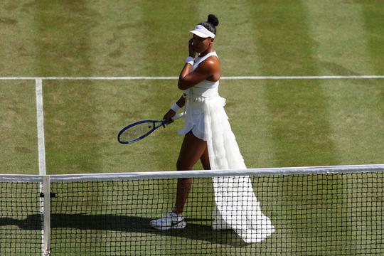 Toptennisster Naomi Osaka verrast opnieuw met bijzondere outfit op Wimbledon, maar slikt ook flinke teleurstelling