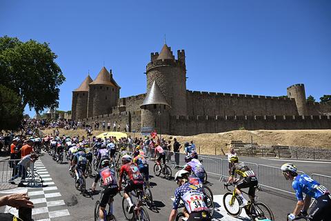 Live Tour de France | Drie Nederlanders in enorme kopgroep, organisatie versoepelt regels in vierde etappe