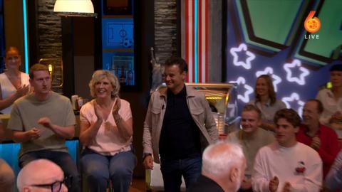 Opmerkelijke beelden bij Vandaag Inside: Wilfred Genee wordt studio in geduwd na spottende opmerking