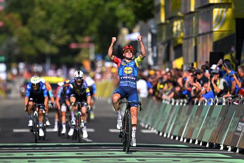 Daverende verrassing in de Tour de France: Noorse vluchter pakt gele trui af van Tadej Pogacar