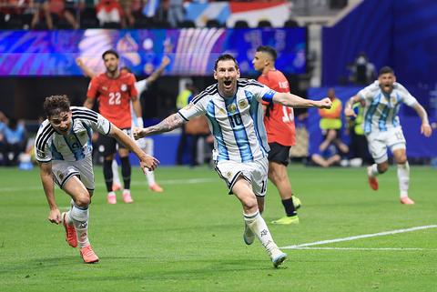 Argentinië en Lionel Messi ontsnappen na bizarre comeback tegen Egypte: VAR opnieuw onderwerp van gesprek