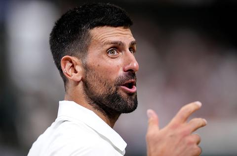 Tennisicoon Novak Djokovic ruziet met umpire tijdens zenuwslopend duel op Wimbledon: 'Jullie zijn toch zo trots?'