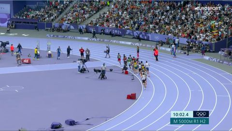 Olympische Spelen ontsnappen aan bizar ongeluk op atletiekbaan: hardlopers moeten uitwijken voor onoplettende cameraman