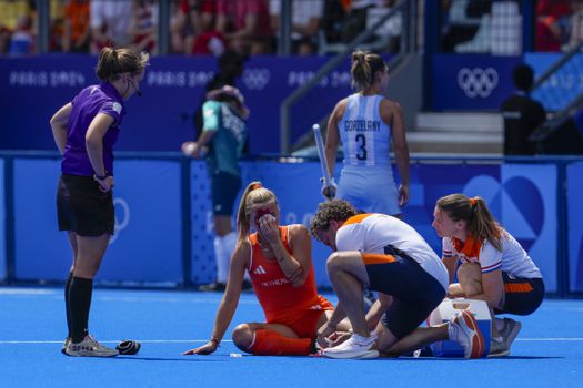 Grote schrik en emoties bij hockeysters op Olympische Spelen: Joosje Burg hevig bloedend van het veld