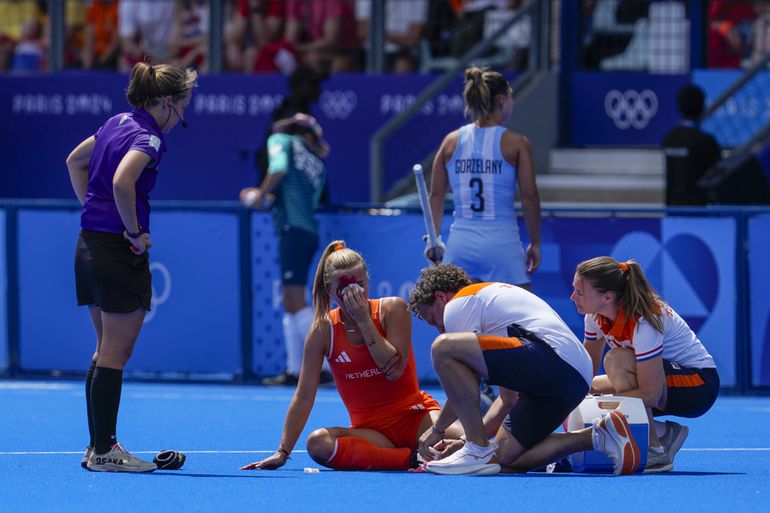 Grote schrik en emoties bij hockeysters op Olympische Spelen: Joosje Burg hevig bloedend van het veld