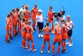 Paul van Ass met de Oranje-hockeysters. Getty Images