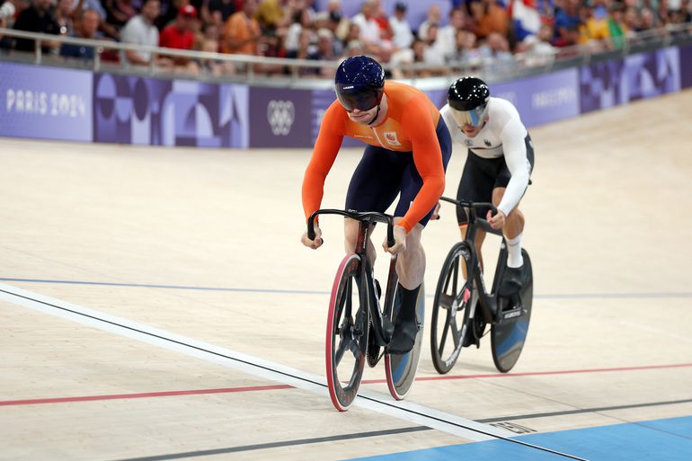 Harrie Lavreysen dendert richting volgende medaille op Olympische Spelen, Jeffrey Hoogland na botsing ook verder