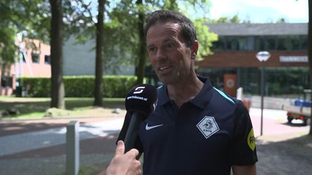 Bas Nijhuis blijft praten met de spelers: 'Anders wordt het zo'n FIFA-spelletje, dat wil je toch ook niet?'