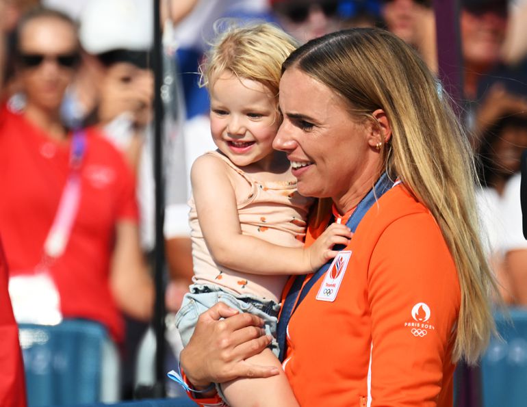 Vertederende beelden bij huldiging Marit Bouwmeester: dochtertje (2) steelt de show op Olympische Spelen