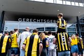 Vitesse-fans verzameeln zich voor het gerechtsgebouw in Utrecht © Pro Shots