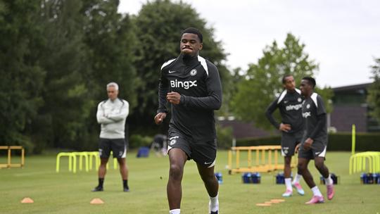 Gevaar op de loer voor Jorrel Hato: 'Chelsea gaat de transfermarkt op voor nieuwe verdediger'