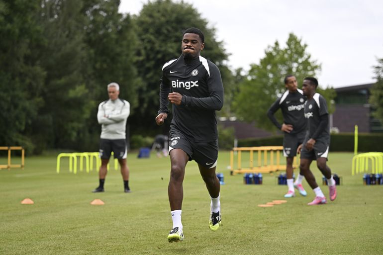 Gevaar op de loer voor Jorrel Hato: 'Chelsea gaat de transfermarkt op voor nieuwe verdediger'