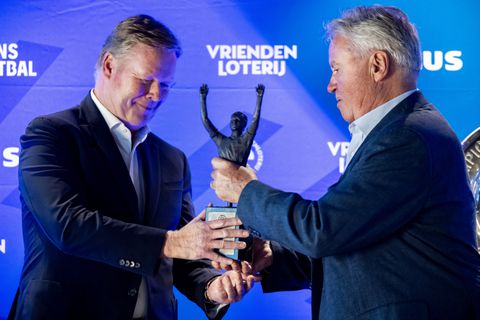 Geëmotioneerde bondscoach Ronald Koeman eert bijzonder persoon na ontvangen Eredivisie Oeuvre Award: 'Love you'