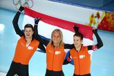 Koen Verweij (midden) met Sven Kramer (links) en Jan Blokhuijsen (rechts) na de ploegenachtervolging op de Olympische Spelen van 2014. © Getty Images