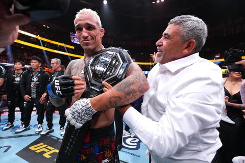 UFC-kampioen (36) neemt moeilijk besluit na overlijden goede vriend en collega: 'Hij zal bij ons zijn'