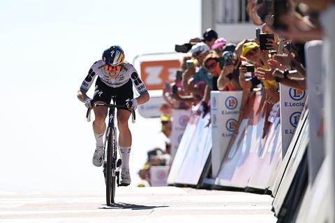 Dreun voor Demi Vollering in Tour de France Femmes, Poolse concurrente slaat dubbelslag