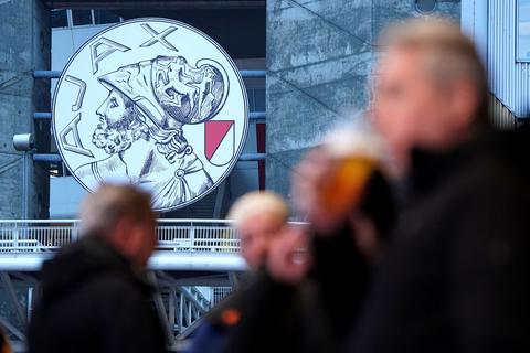 Ajax waarschuwt supporters na opmerkelijk incident: 'Het onderzoek loopt nog'