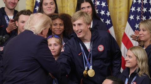 Schaatskampioen Jordan Stolz belooft 'geweldige prijzen': 'Stuur je foto of video in'