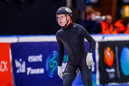 Nederlandse shorttrackers halen alles uit de kast in het buitenland: 'Kun je niet beter thuis blijven trainen?'