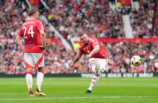 Wayne Rooney - met buikje - bewijst dat hij het nog altijd niet verleerd is