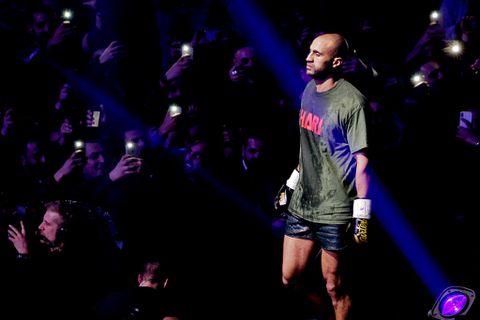 Kickbokslegende Badr Hari geniet van typisch Nederlandse activiteit met kinderen