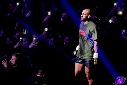 Kickboksicoon Badr Hari deelt ontroerende foto met vader: 'Wacht niet tot het te laat is'
