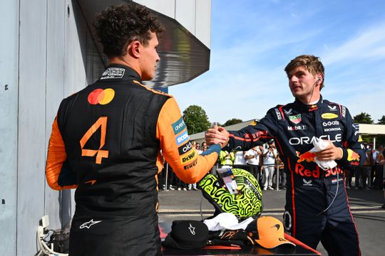 Max Verstappen lacht McLaren uit na geblunder met Lando Norris en Oscar Piastri in slotfase GP van Italië