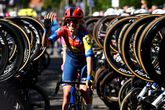 Ellen van Dijk wordt door het peloton nog één keer in het zonnetje gezet. ©Getty Images