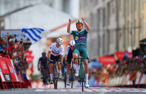 Topwielrenner Mads Pedersen blijft ijskoud en wint chaotische Vuelta-etappe, klassementsrenners houden benen stil