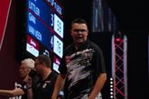 Gian van Veen boekt een prachtige zege op Luke Littler. ©PDC