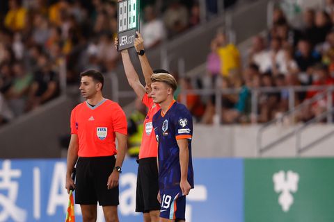 Mooi moment tijdens Litouwen-Nederland: vader ziet zoon dertigste debutant onder Ronald Koeman worden