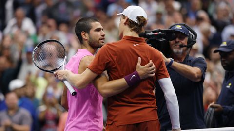 Toptennisser Carlos Alcaraz knipoogt na gewonnen US Open-finale: 'Zie jou vaker dan mijn eigen familie'