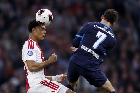 Johan Derksen levert dwarse blik op veelbesproken moment Ajax - PSV: 'Iedereen heeft het verkeerd gezien'