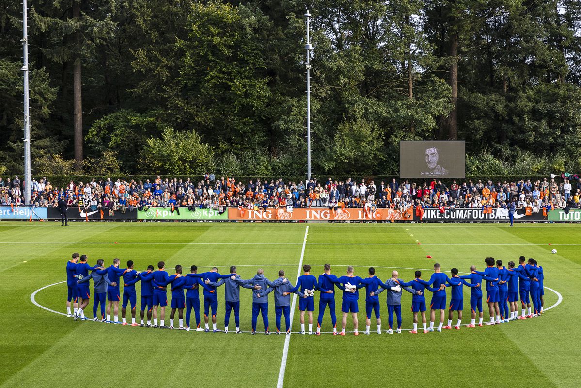 Kippenvel: spelers en staf Nederlands elftal eren overleden legende Johan Neeskens