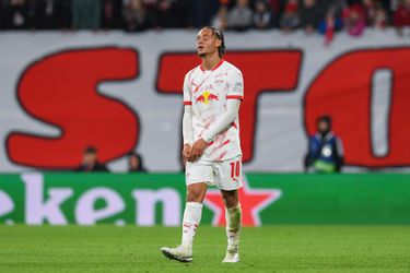 Zichtbaar emotionele Xavi Simons loopt geïrriteerd van het veld na beslissing trainer RB Leipzig