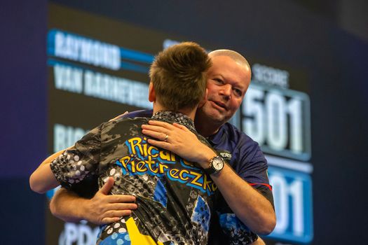 Raymond van Barneveld gaat gelijk onderuit op World Grand Prix, ondanks gigantische fout van tegenstander