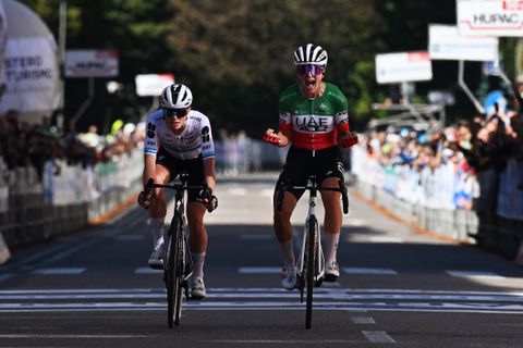 Wielerkampioene Demi Vollering valt voor aloude truc bij eerste koers in Europese trui