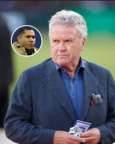 Guus Hiddink met een kleine foto van Hedwiges Maduro. ©Pro Shots, beeldbewerking Sportnieuws.nl.