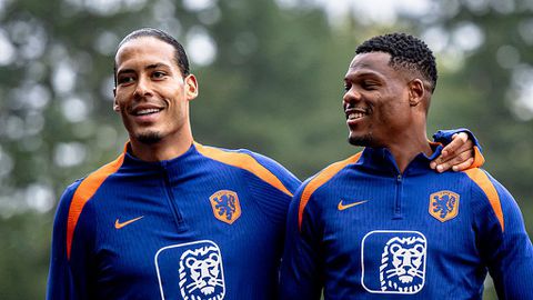 Virgil van Dijk en Denzel Dumfries © Getty Images