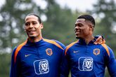 Virgil van Dijk en Denzel Dumfries © Getty Images