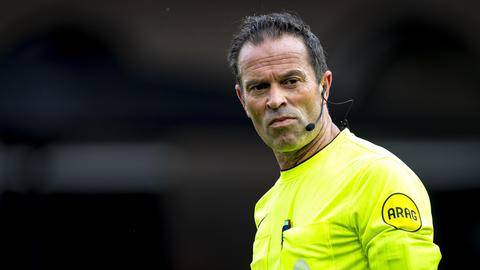 Scheidsrechter Bas Nijhuis (48) staat voor rentree na horrorblessure: 'Dat zou heel mooi zijn'