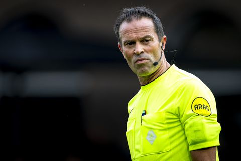 Toparbiter Bas Nijhuis onthult salaris in Eredivisie: 'Is dat per wedstrijd?!'