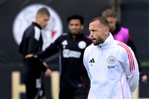 Ajax grijpt in en geeft John Heitinga nieuwe assistent, 'Louis van Gaal krijgt belangrijkere rol'