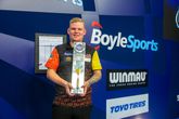 Mike De Decker moest zijn gewonnen trofee van de World Grand Prix inleveren. ©PDC